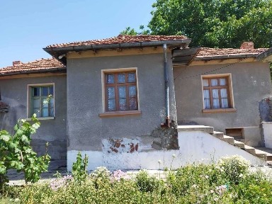 Продавам къща с двор в. Братя Даскалови