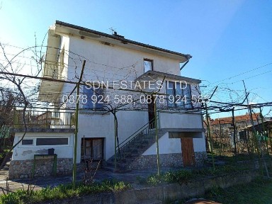 Продава монолитна къща в село Средногорово