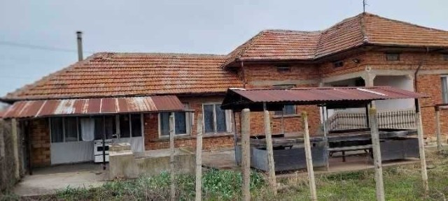 Къща с двор в с. Павел, общ. Полски Тръмбеш