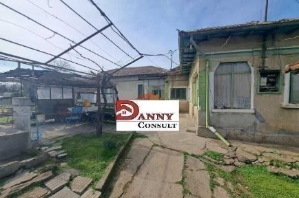 Две къщи в един двор в с. Вардим, общ. Свищов