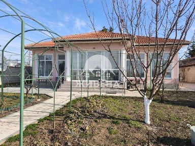 Продавам модерна къща с басейн, с. Соколово, обл. Добрич