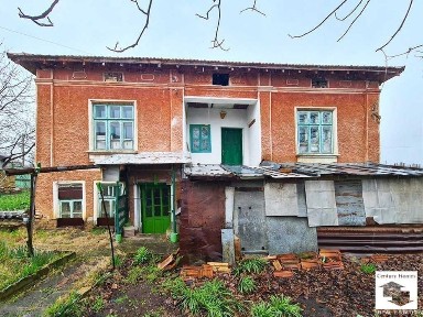 140312 Къща с равен двор и стопански постройки в с. Горна Липница