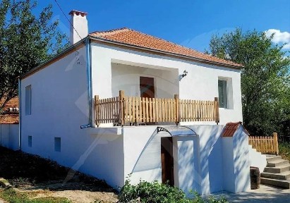 Двуетажна къща в китното селце Бодрово!