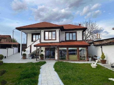 Двуетажна къща с джакузи- перлата на Старосел