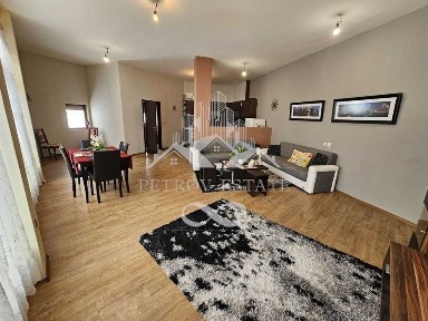 3-стаен напълно обзаведен апартамент с двор в широк център.