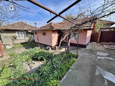 Къща с двор за продажба в гр. Две могили