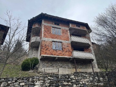 Триетажна къща в Забърдо