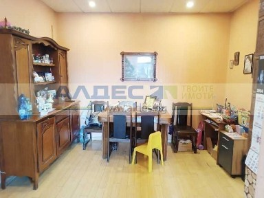 Продава се цял етаж от къща до бул. Христо Ботев!