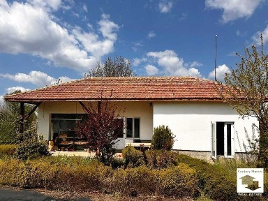 150026 Едноетажна къща с голям двор и разсадник в с. Горна Студена