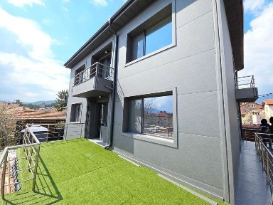 Нова къща с двор в широк център на Велинград