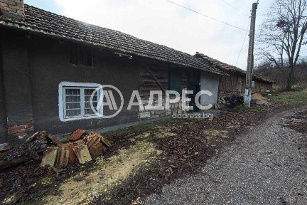 Продава се къща с двор в с. Побит Камък