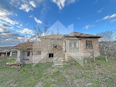 ПРОДАВА самостоятелна, тухлена къща в с. Памукчии (5км от Нови пазар. )