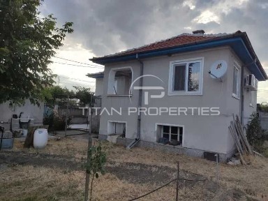 Двуетажна къща в Момино село