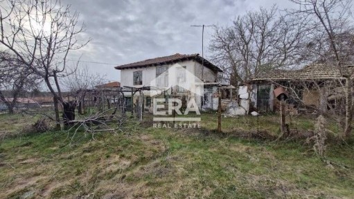 Ексклузивна къща с двор и стопанска постройка за продажба в близост до