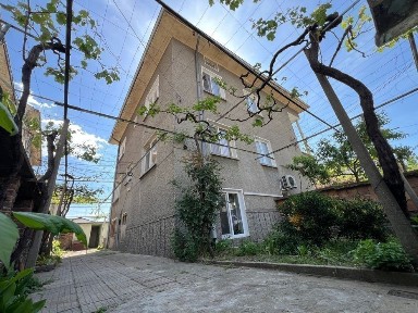 Просторен етаж от къща + приземен етаж в сърцето на Карлово!