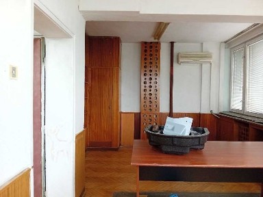 Дава се офис под наем в офис сграда в кв. Гео Милев