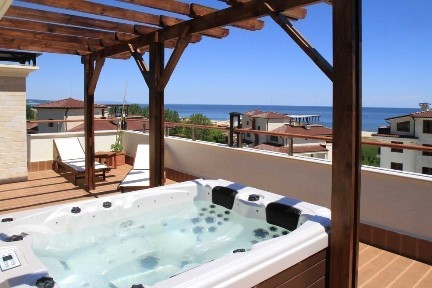 Разкошен пентхаус на първа линия море