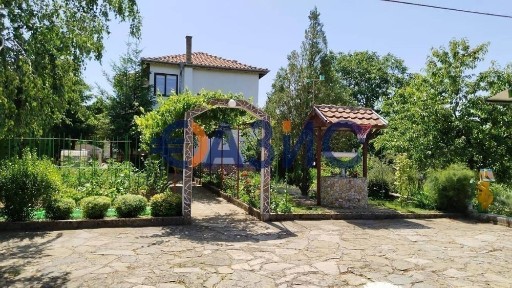 Двуетажна къща с парцел от 870 кв м В С. Вресово, Общ. Руен, обл. Бургас, България