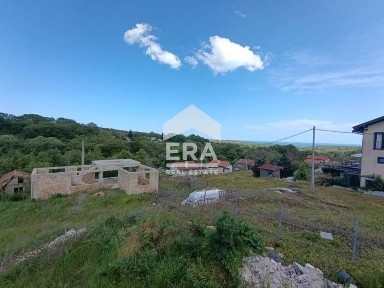 Самостоятелна къща в строеж, с морска панорама, в м-т 