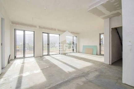 Самостоятелна къща в затворен комплекс, с. Владая