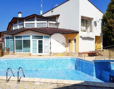 Къща с басейн в с. Оброчище, РЗП: 340 кв. м