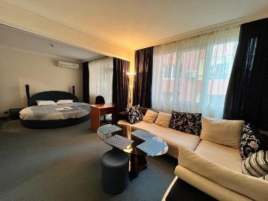 Под наем студио със зона за спалня, за 3-4 човека- гр. Несебър, център