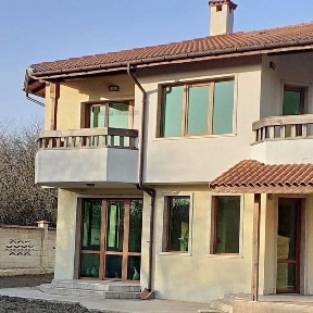 Къща с двор в село на минути от курортен комплекс Албена