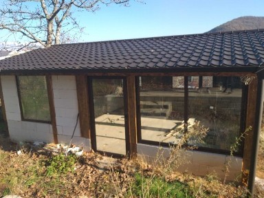 Масивна къща в с. Песнопой