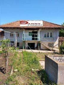 Двуетажна къща в с. Овча могила