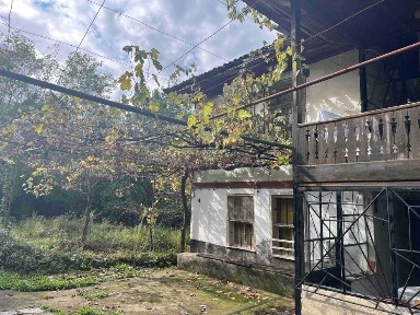 Продава се: Двуетажна къща с двор 1300 кв. м, в село Слатина