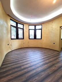 Под наем - Тухлена къща след основен ремонт, двор и барбекю в центъра