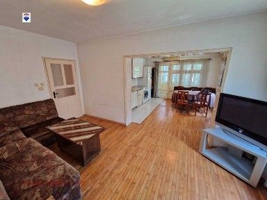 Тристаен апартамент с паркомясто и Ателие за продажба кв. Хъшове