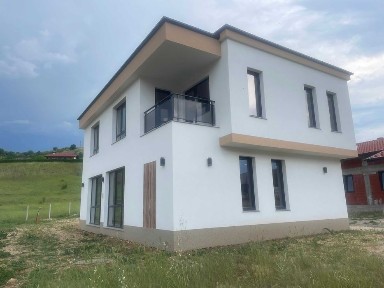 Новопостроена двуетажна къща, разположена в кв. Изгрев