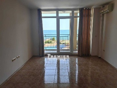 Обзаведен тристаен апартамент на първа линия в Ахелой