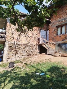 Две масивни къщи в с Ракиловци.