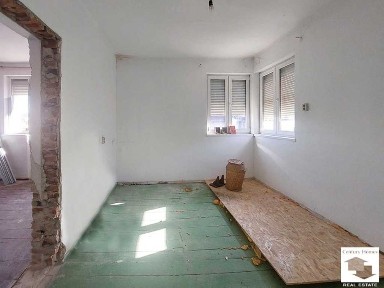 105587 Етаж от къща с три помещения в центъра на Велико Търново