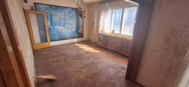 Четиристаен апартамент в центъра на Каварна