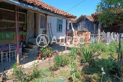 Южна къща на две нива в с. Побит Камък