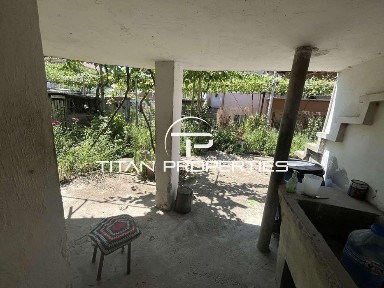 Двуетажна Къща с двор и гараж в гр. Айтос