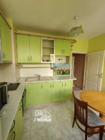 Тристаен апартамент под наем в района на Математическа гимназия