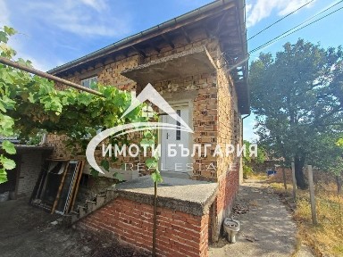 Къща на 2 ет. в гр. Карлово с гараж
