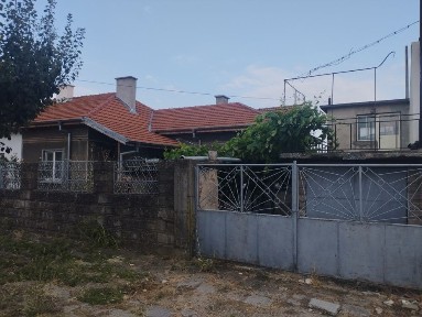 Две къщи в един двор до бившият завод Терма