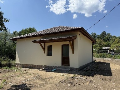 Продавам къща с двор в гр. Вършец, кв. Заножене