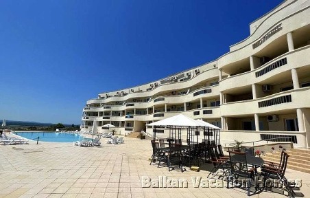 Голям тристаен апартамент с морска панорама в Бяла