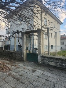 Голяма къща в град Хисаря + 900 кв. м двор от собственик