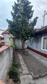 Продавам къща с дворно място