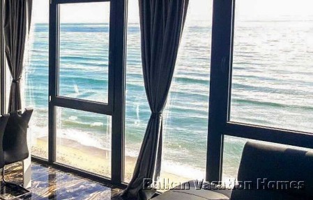 Spacious three-room luxurious apartment on the beach in Obzor