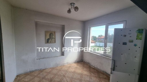 Двуетажна къща за продажба в с. Първенец