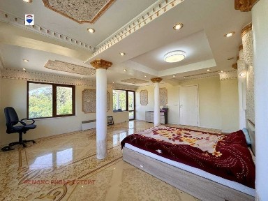 Фамилна къща за продажба в. з. Средна кула