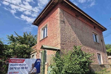 Къща с нов покрив и дограма до Ловеч.